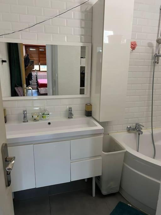 Double Privee, Partage Apartment